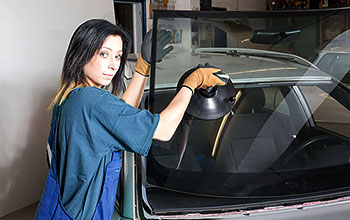 24/7 windshield replacement service female technician